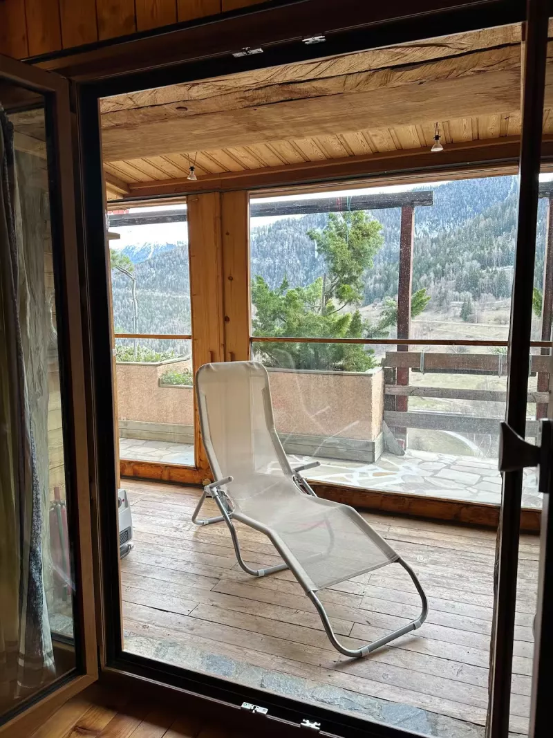 Véranda avec chaise longue et vue sur la vallée
