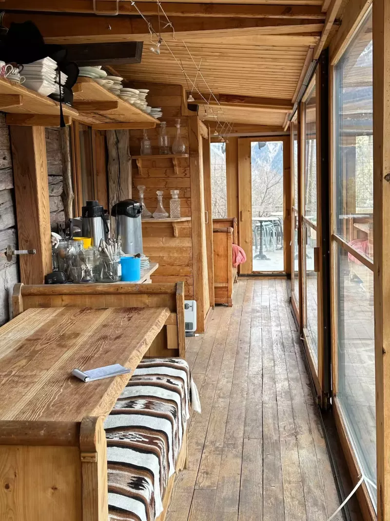 Véranda vitrée longeant l’appartement