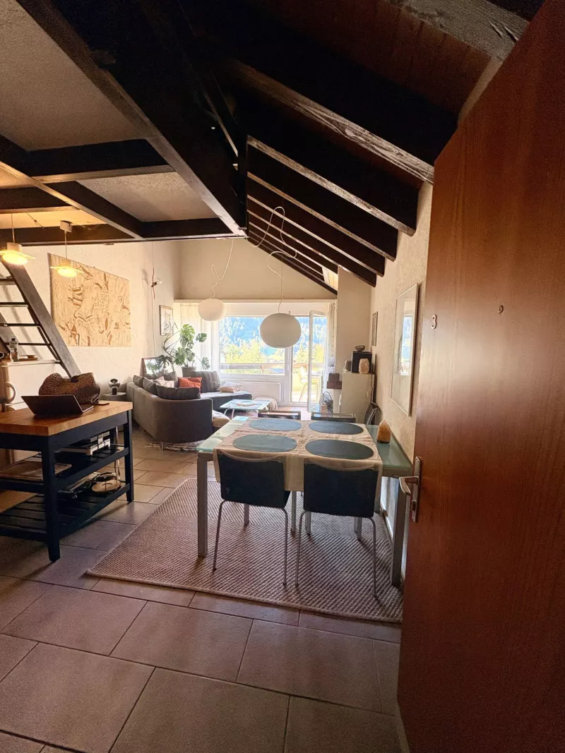 Coin repas et séjour, avec l’échelle de meunier qui mène à la mezzanine