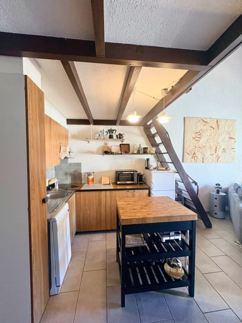 Cuisine ouverte avec îlot en bois du duplex à Vercorin