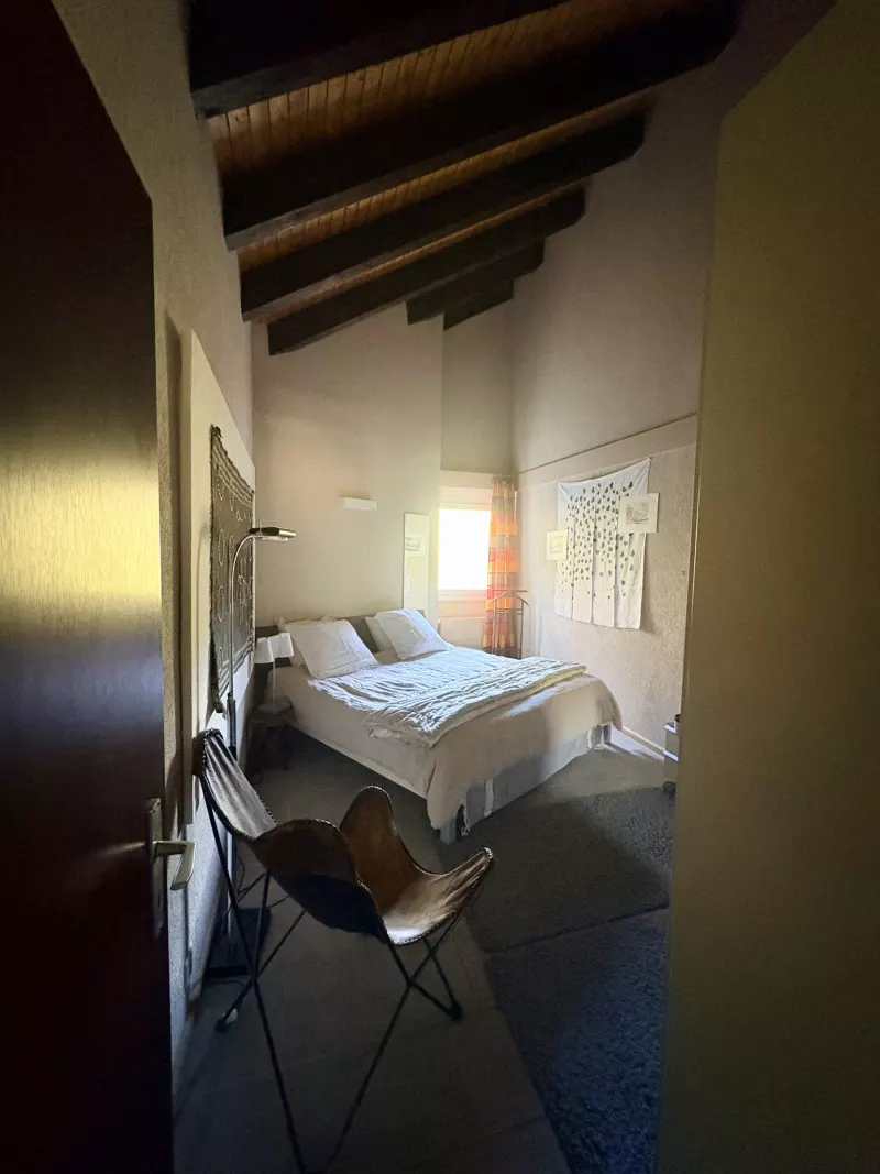 Chambre avec lit double dans le duplex de Vercorin