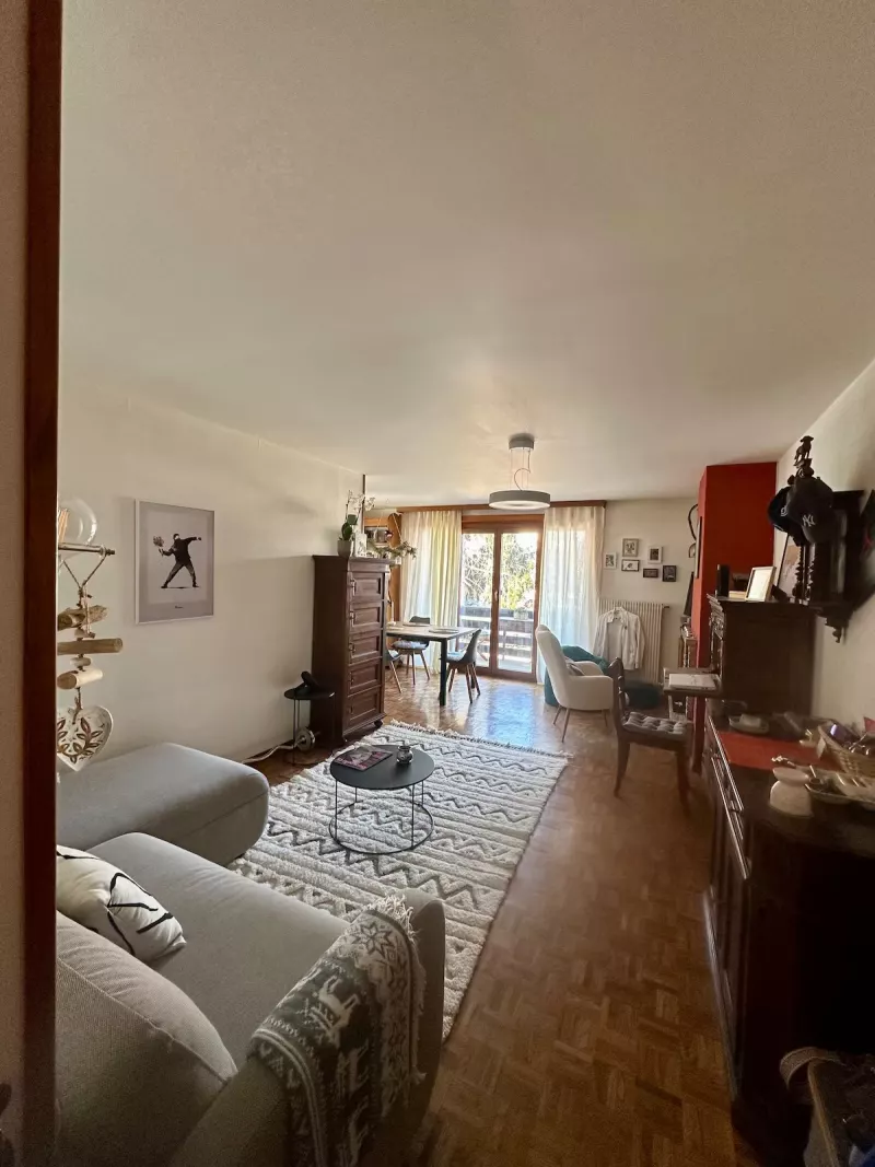 Séjour lumineux avec salon, coin repas et porte-fenêtre sur le balcon — Appartement lumineux proche du centre, Vercorin