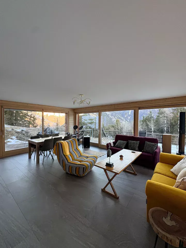 Séjour lumineux avec grandes baies vitrées, salon et coin repas, vue sur les montagnes — Appartement lumineux sur deux étages, Vercorin