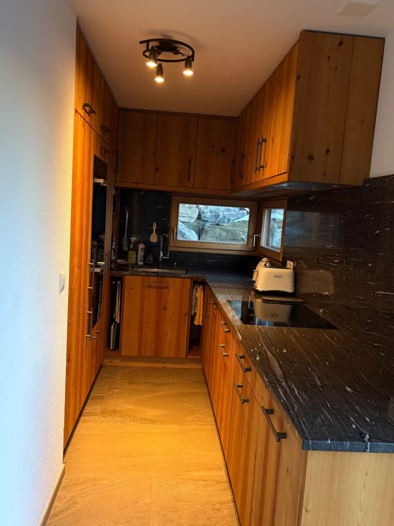 Cuisine en bois avec plan de travail sombre