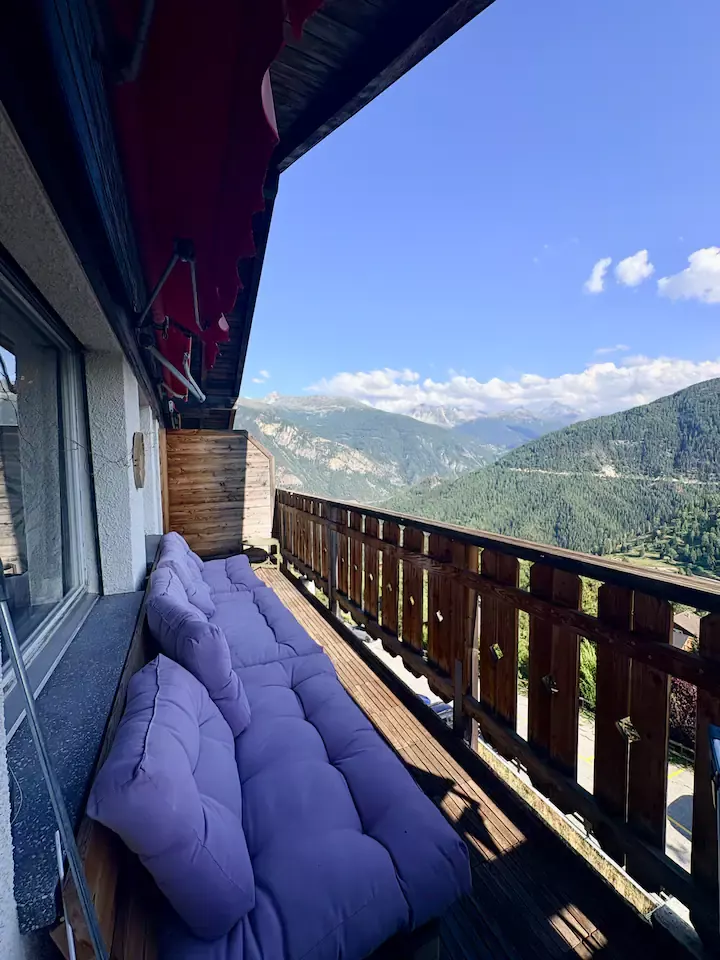 Long balcon avec banquette et vue sur le Val d’Anniviers — Appartement Nid d’aigle, Vercorin