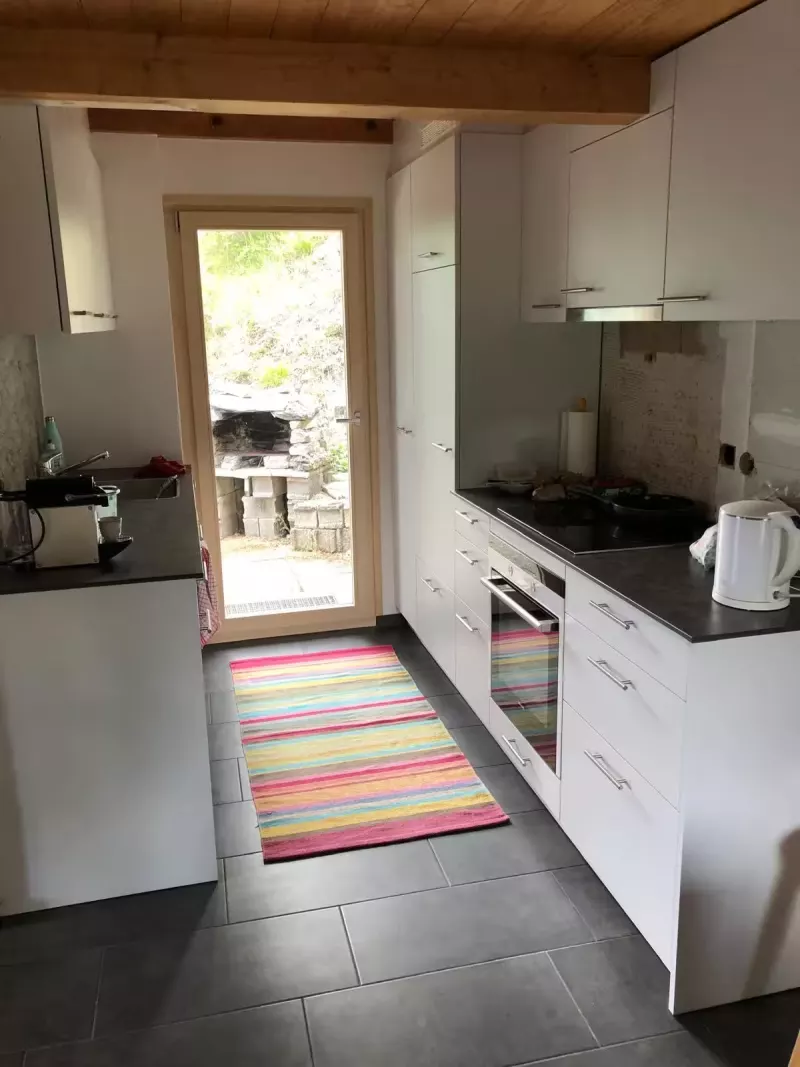 Cuisine moderne avec porte vitrée sur l’extérieur