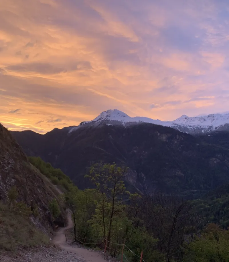 Coucher de soleil rose et orangé sur les montagnes
