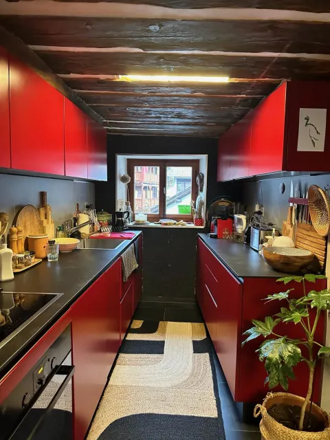 Cuisine rouge et noire dans un chalet rénové