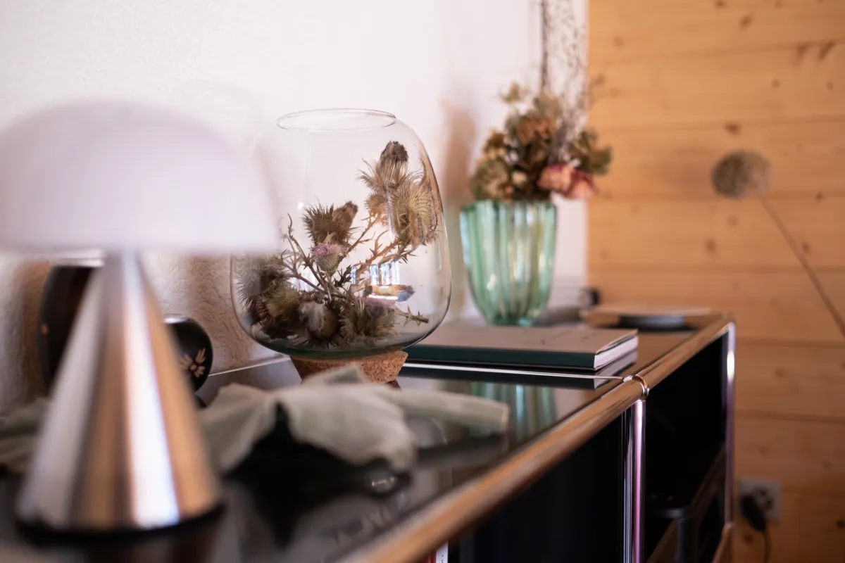 Détails de décoration : lampe champignon, terrarium et vase