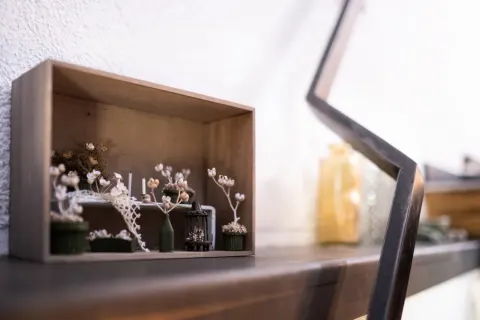 Étagère décorée de fleurs séchées et de petits vases