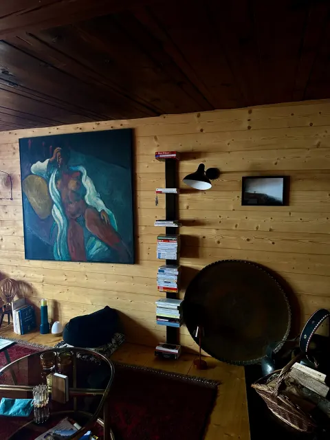 Séjour de chalet avec grand tableau et étagères en bois