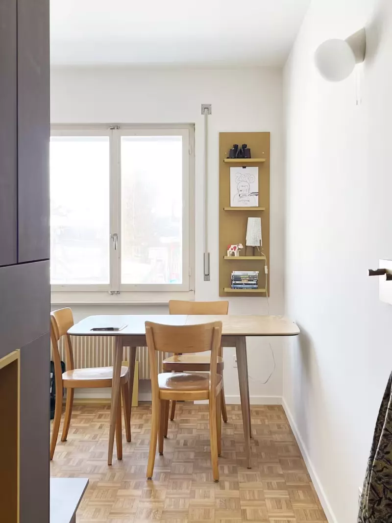 Coin repas près de la fenêtre