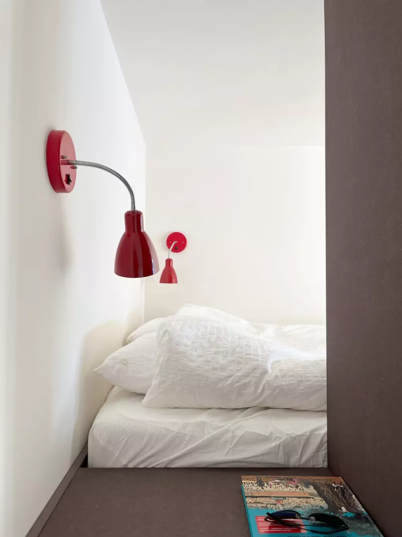 Couchage avec applique rouge