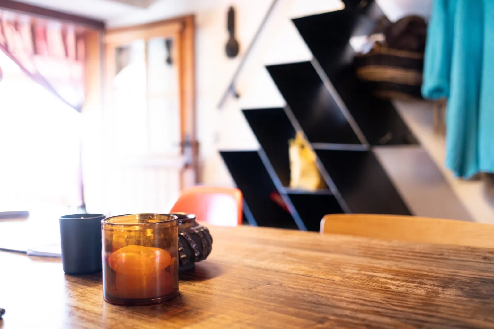 Table en bois et bougie dans un séjour lumineux